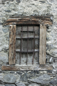 窗 window的名词复数  计算机荧屏的窗口 窗玻璃 墙上或信封等上开的窗形的口