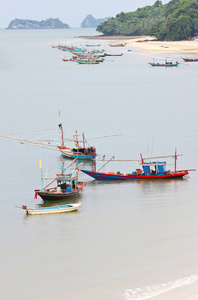 一艘渔船在海上春蓬府，泰国