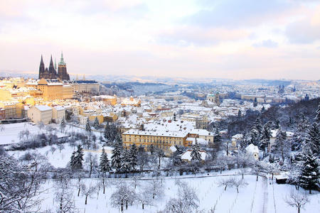 浪漫雪布拉格城市与哥特式城堡从斯特拉霍夫修道院，捷克共和国