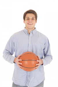 英俊的年轻男子拿着篮球的蓝色礼服衬衫