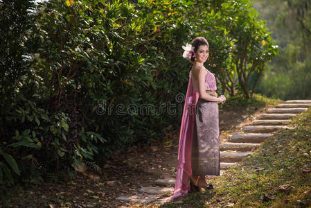 美丽的泰国女孩穿着泰国传统服装