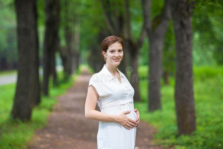 幸福 适合 成人 黑发 草地 风景 妈妈 腹部 快乐 美女