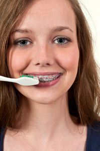 美丽的少女刷牙