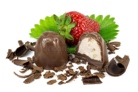 巧克力糖果和草莓绿叶
