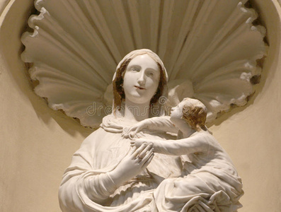 圣母玛利亚与婴儿耶稣雕像
