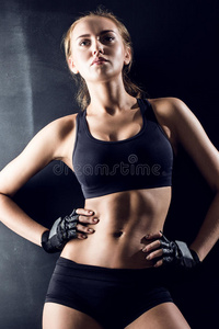 迷人的健身女性，训练有素的女性身材