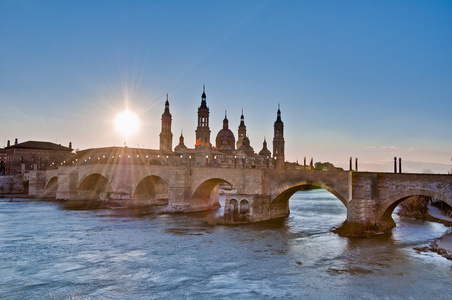 石桥横跨在西班牙萨拉戈萨 ebro 河