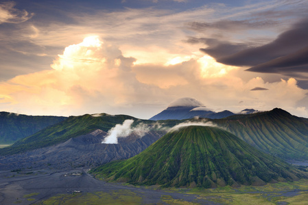 溴山，印尼的火山景观