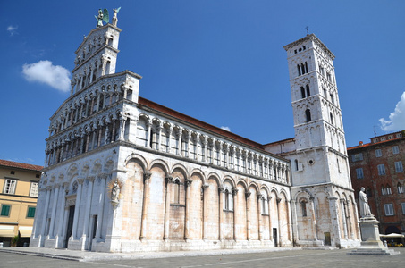 雄伟的教堂的圣米歇尔在托斯卡纳，意大利小镇卢福罗卢卡