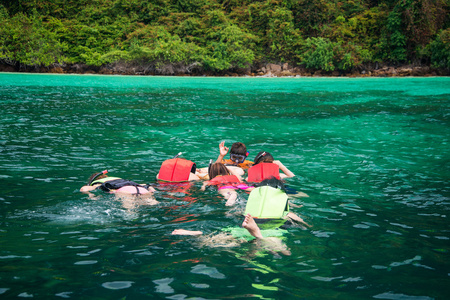 在泰国海湾泰国浮潜的家庭