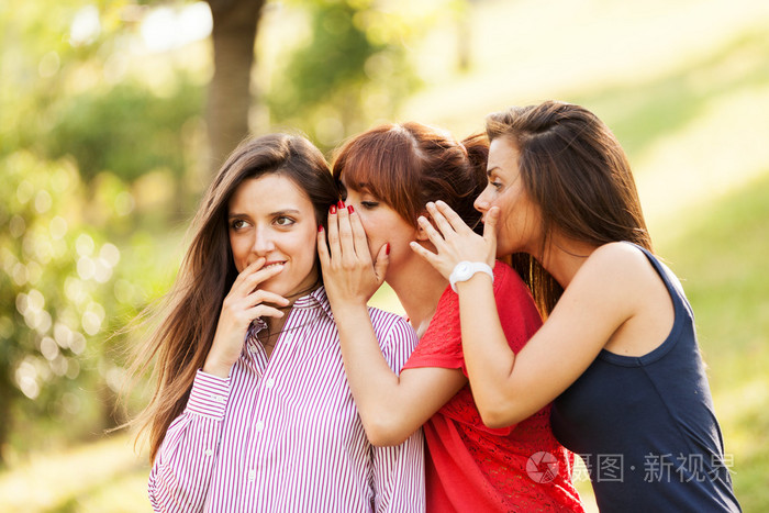 三个女人都窃窃私语