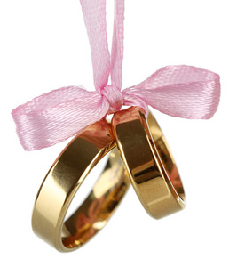 结婚戒指用隔离在白色的缎带扎