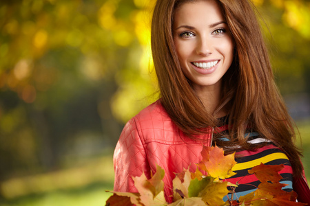 年轻女子在美丽的秋天公园概念秋季