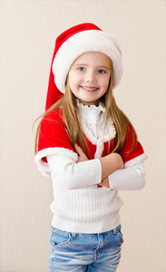快乐微笑着圣诞帽的小女孩