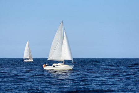 两个白色风帆游艇帆船。里加拉脱维亚