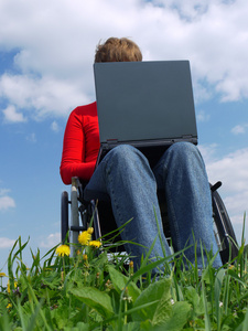 残疾的女子用的笔记本电脑