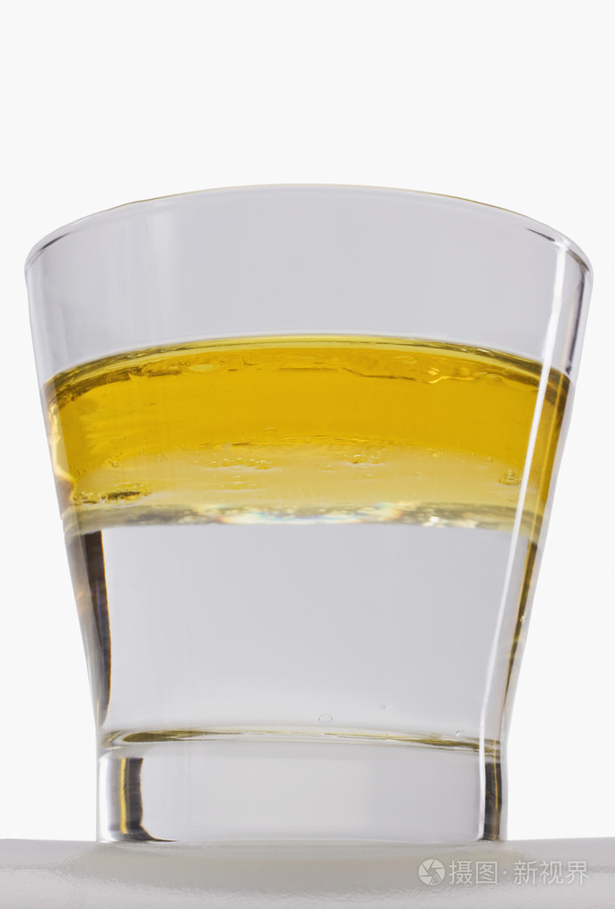 油浮在水面的一杯