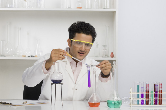 科学家在实验室里做实验