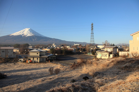 从河口湖在 3 月的富士山视图