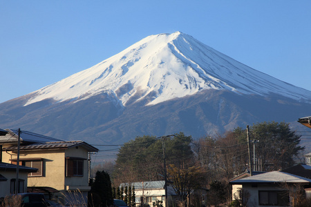 从河口湖火车站 3 月 2013年富士山的视图