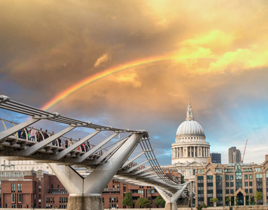 彩虹在伦敦千年桥。圣保罗大教堂