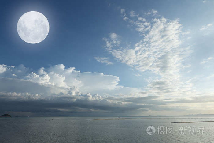 热带的大海和白色的云上空的月亮
