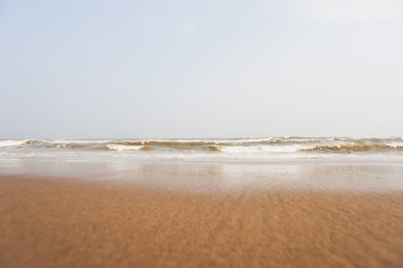 在海滩上冲浪