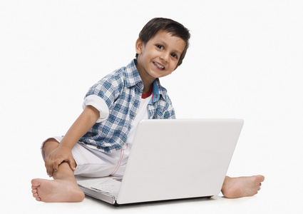 男孩用一台笔记本电脑