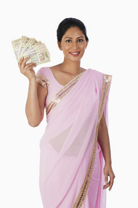 女人举行印度纸币