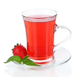 孤立在白色的美味草莓茶