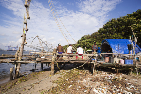 与中国渔网在港口的渔民