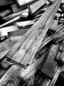 堆的旧木板