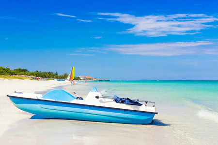 用桨的小船在古巴的巴拉德罗海滩