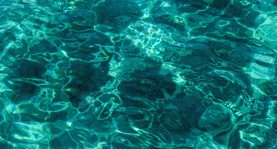沧浪之水表面的绿松石抽象背景图片