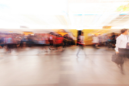 Stadtmenschen, die zu Fu in Himmel Bahnhof