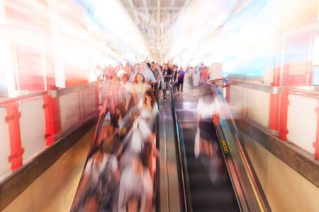 Stadtmenschen, die zu Fu in Himmel Bahnhof