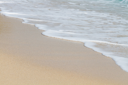 软海中的波浪在海滩上