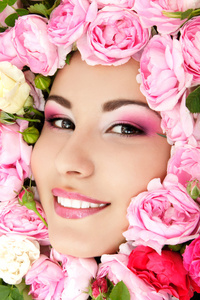 仕女画美丽年轻女性脸上显出与蔷薇花