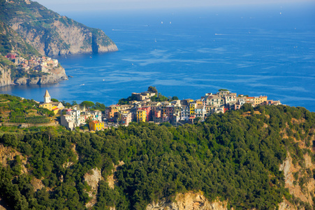 远处的 corniglia