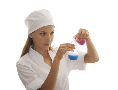 女化学家和烧瓶中的化学品