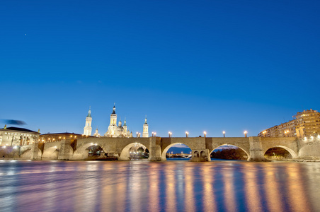 石桥横跨在西班牙萨拉戈萨 ebro 河