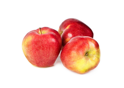 在白色背景上的三个红苹果
