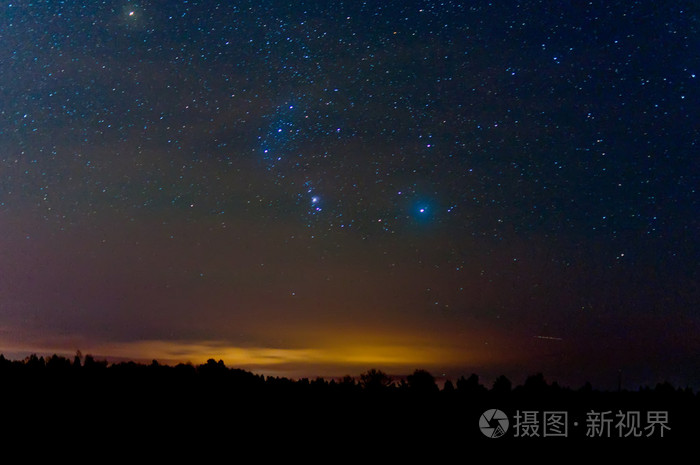 夜晚的天空中的星星