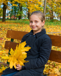 微笑的小女孩的秋天肖像