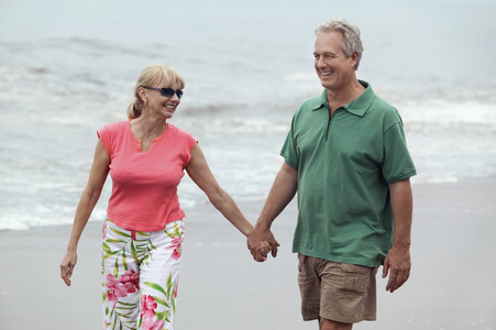 情侣手牵手漫步在沙滩上