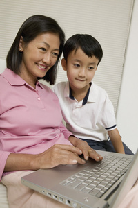母亲和儿子使用的便携式计算机
