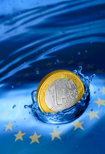 下降到水的欧元硬币图片