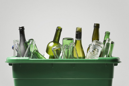 空瓶子放在绿色的容器
