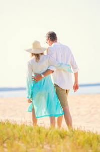 浪漫的情侣在沙滩上散步