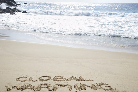 全球气候变暖的文字写在海滩